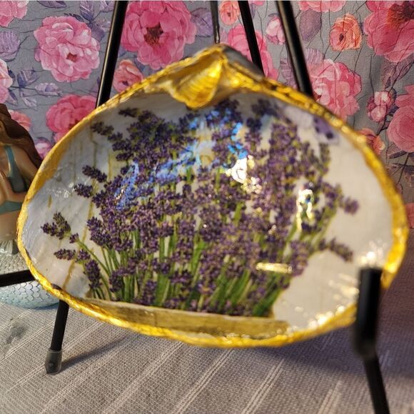 DECOUPAGE CLAM SHELL DECOUPAGE LAVENDER FLOWERS ON A CLAM SHELL TRINKET DISH - Picture 3 of 10